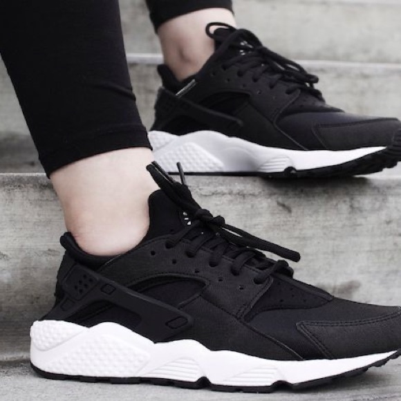Nike Shoes - Nike Huarache Run